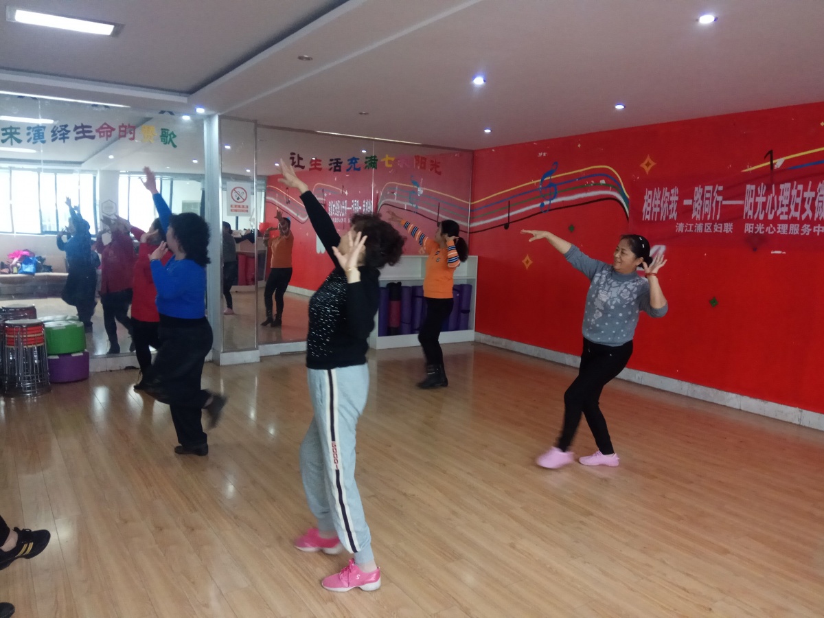 阳光心理妇女微家在上海路社区开展越舞越年轻——中老年女性风采展示活动